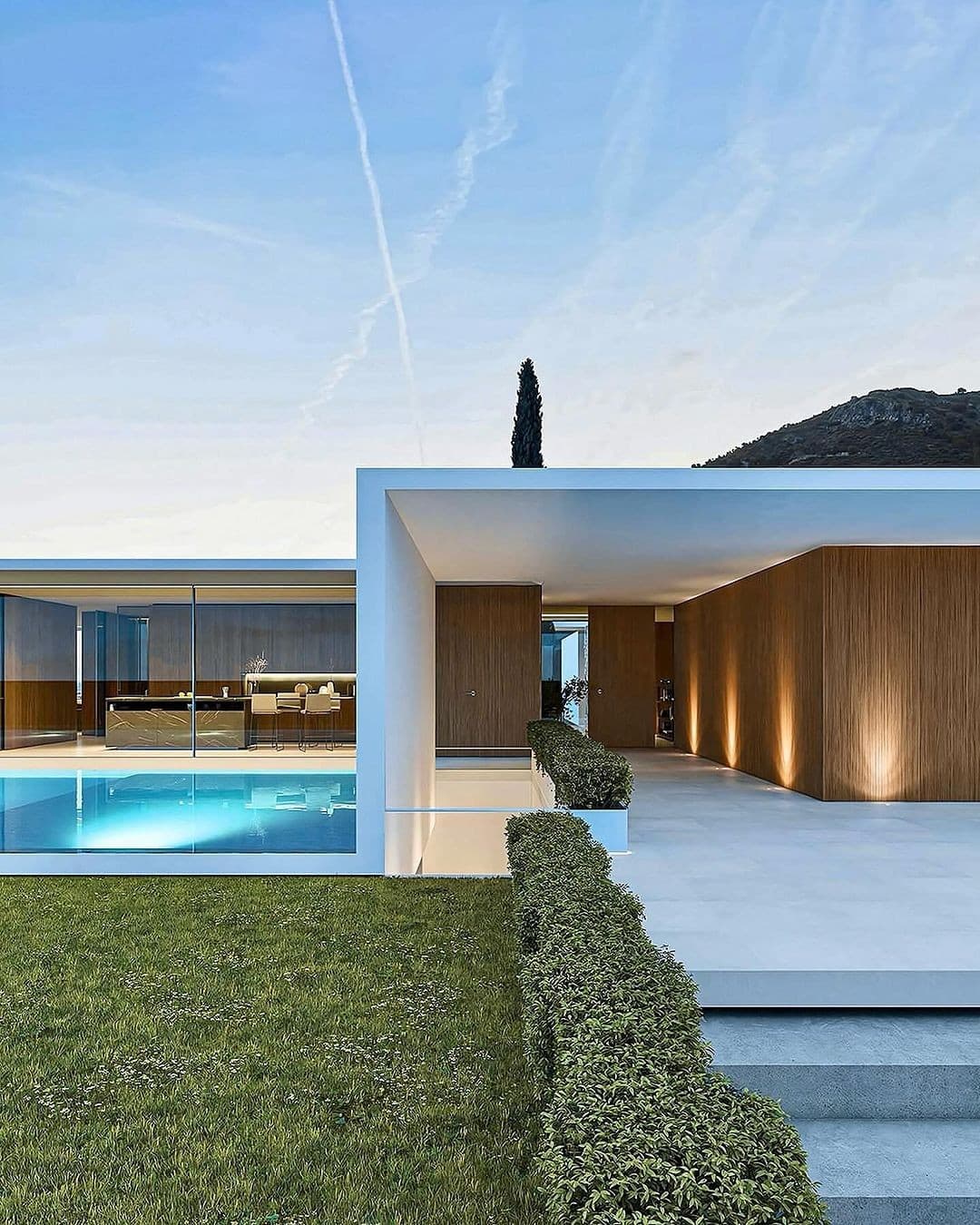 Имот от висок клас с басейн и колонада